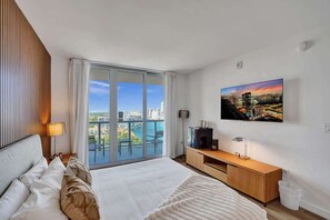 2 makuuhuonetta, silitysrauta/-lauta, vauvan matkasänky, vuodevaatteet