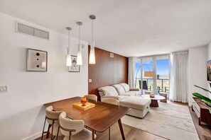 TV - Ocean and Canal View Condo Beach 8 min Pool 1906 (Hallandale Beach)