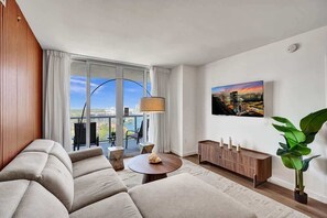 TV - Ocean and Canal View Condo Beach 8 min Pool 1906 (Hallandale Beach)