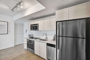 Frigorífico, microondas, horno y placa de cocina