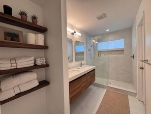 Shower, hair dryer, towels, soap - Comfort Meets Convenience / King Suite in Atlanta (Atlanta)