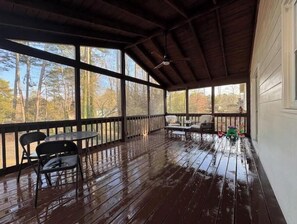 Outdoor dining - Comfort Meets Convenience / King Suite in Atlanta (Atlanta)