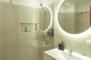 Shower, hair dryer, towels, shampoo