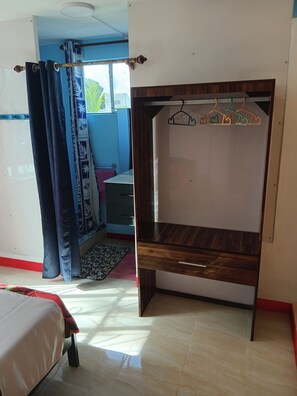 4 bedrooms, desk, free WiFi