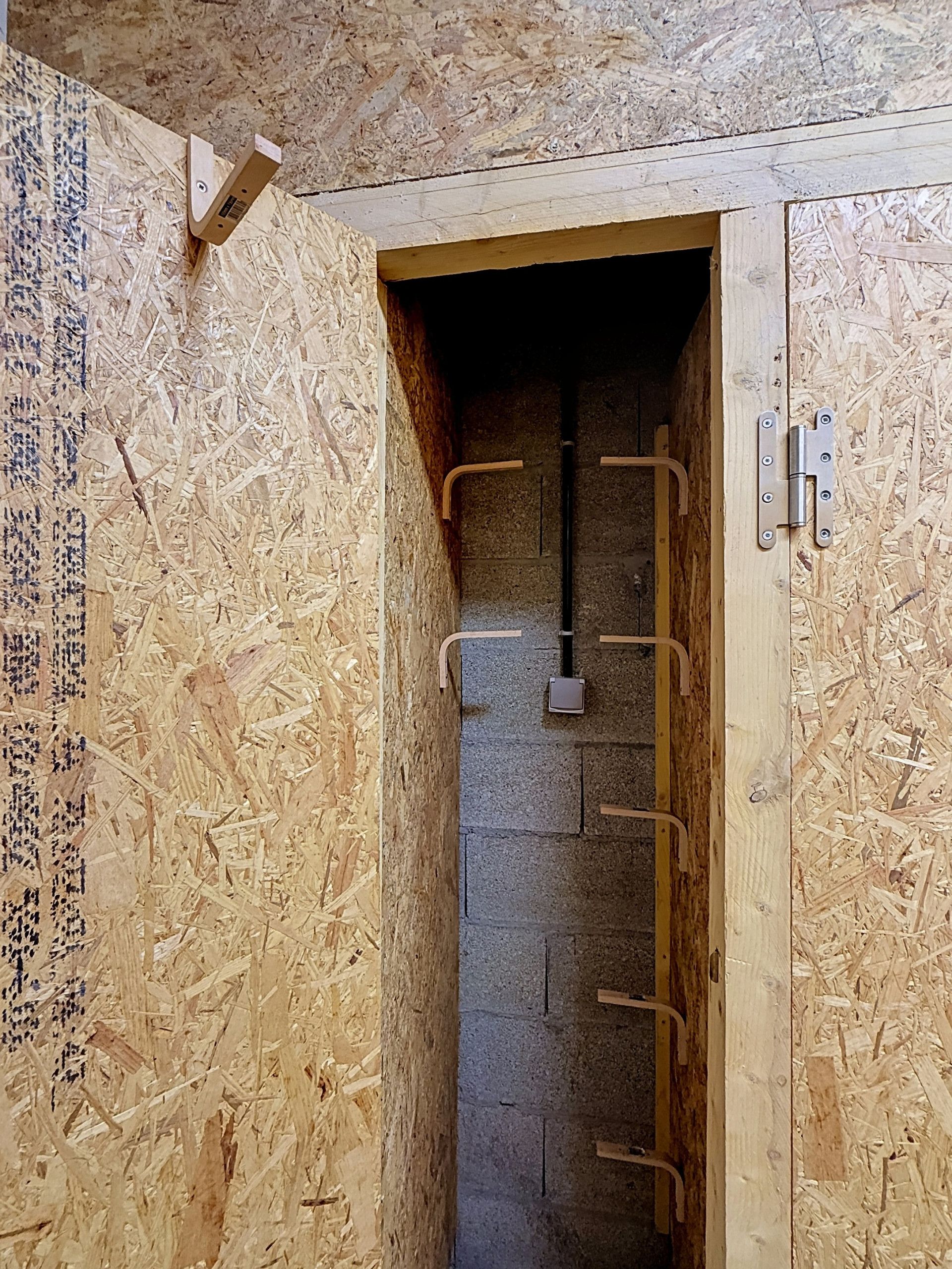 Un intérieur en bois avec une porte donnant sur un escalier.