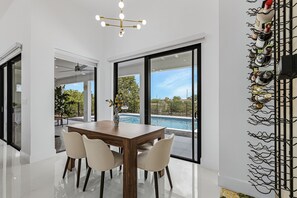 Dining - Villa Amalfi! Luxury retreat. Heated swimming pool. (Cape Coral)