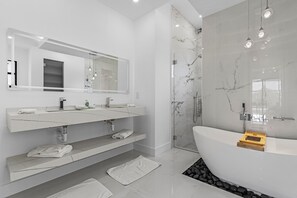 Shower, jetted tub, bidet, towels - Villa Amalfi! Luxury retreat. Heated swimming pool. (Cape Coral)