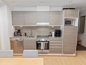 Fridge, microwave, dishwasher, cookware/dishes/utensils