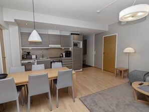 Kühlschrank, Mikrowelle, Geschirrspüler, Kochgeschirr/Geschirr/Besteck