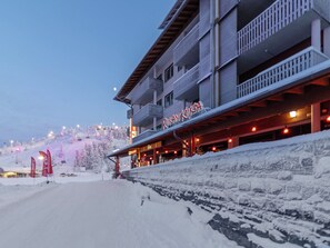 A hotel with a balcony and signage reading 'Rukan Kuksu'. - Ruka chalets 2 huoneisto 2405 by Interhome (Kuusamo)