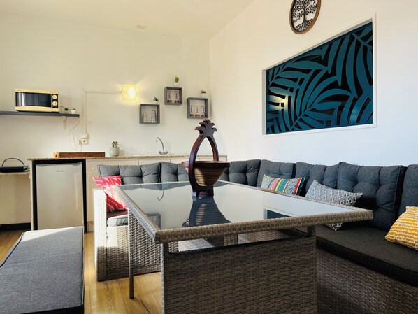 Apartment | Private kitchen | Mini-fridge, microwave, stovetop, cookware/dishes/utensils - KAZYAB (Saint-Pierre)