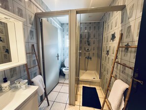 Ducha, secador de pelo, toallas, jabón