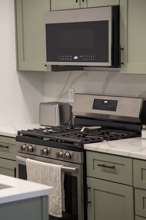 Réfrigérateur, four à micro-ondes, un four, surface de cuisson