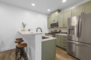 Réfrigérateur, micro-ondes, four, plaque de cuisson