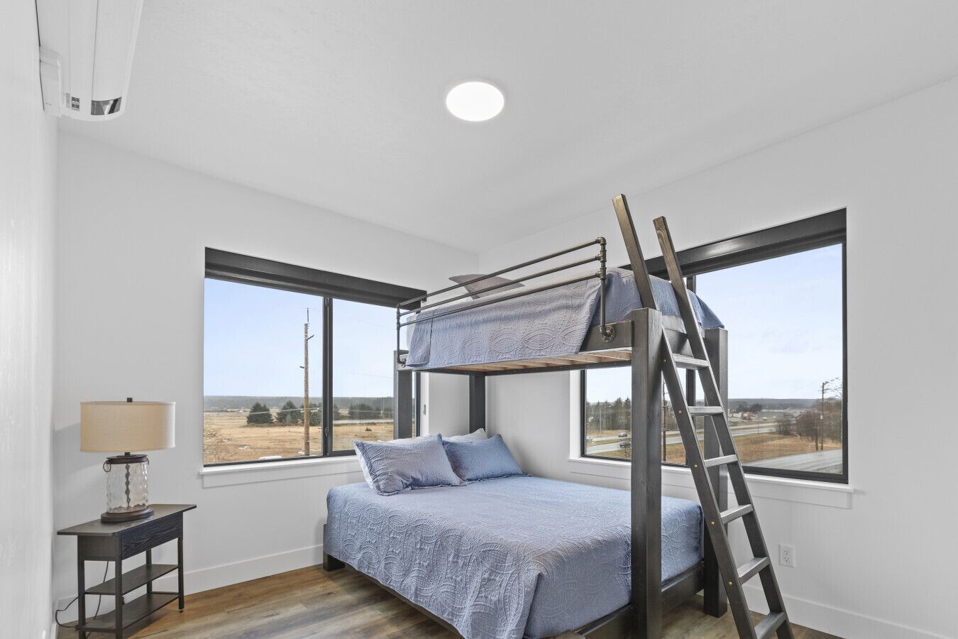 2 bedrooms, travel crib, WiFi (free), bed sheets