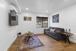 Smart TV, fireplace