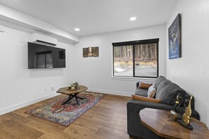 Smart TV, fireplace - Accessible, Comfort, Convenient Location 106 (Juneau)