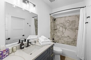 Séchoir à cheveux, serviettes fournies