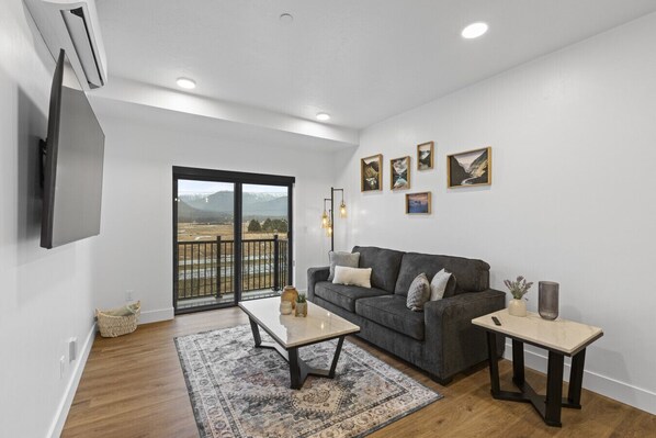 Smart TV, fireplace
