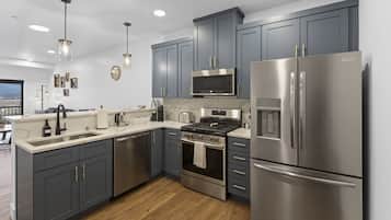 冷蔵庫、電子レンジ、オーブン、コンロ