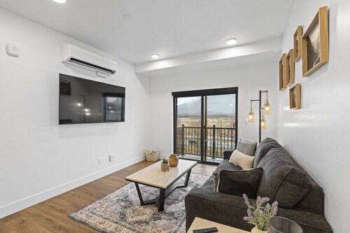 Cozy Retreat With Breath Taking Views 303