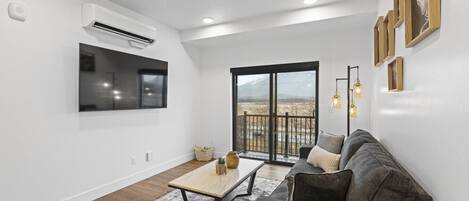 Smart TV, fireplace