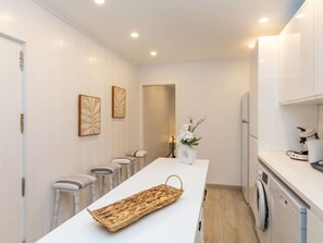 Kühlschrank, Mikrowelle, Ofen, Geschirrspüler