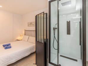2 bedrooms, desk, internet