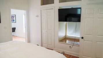 1 makuuhuone, työpöytä, silitysrauta/-lauta, Wi-Fi