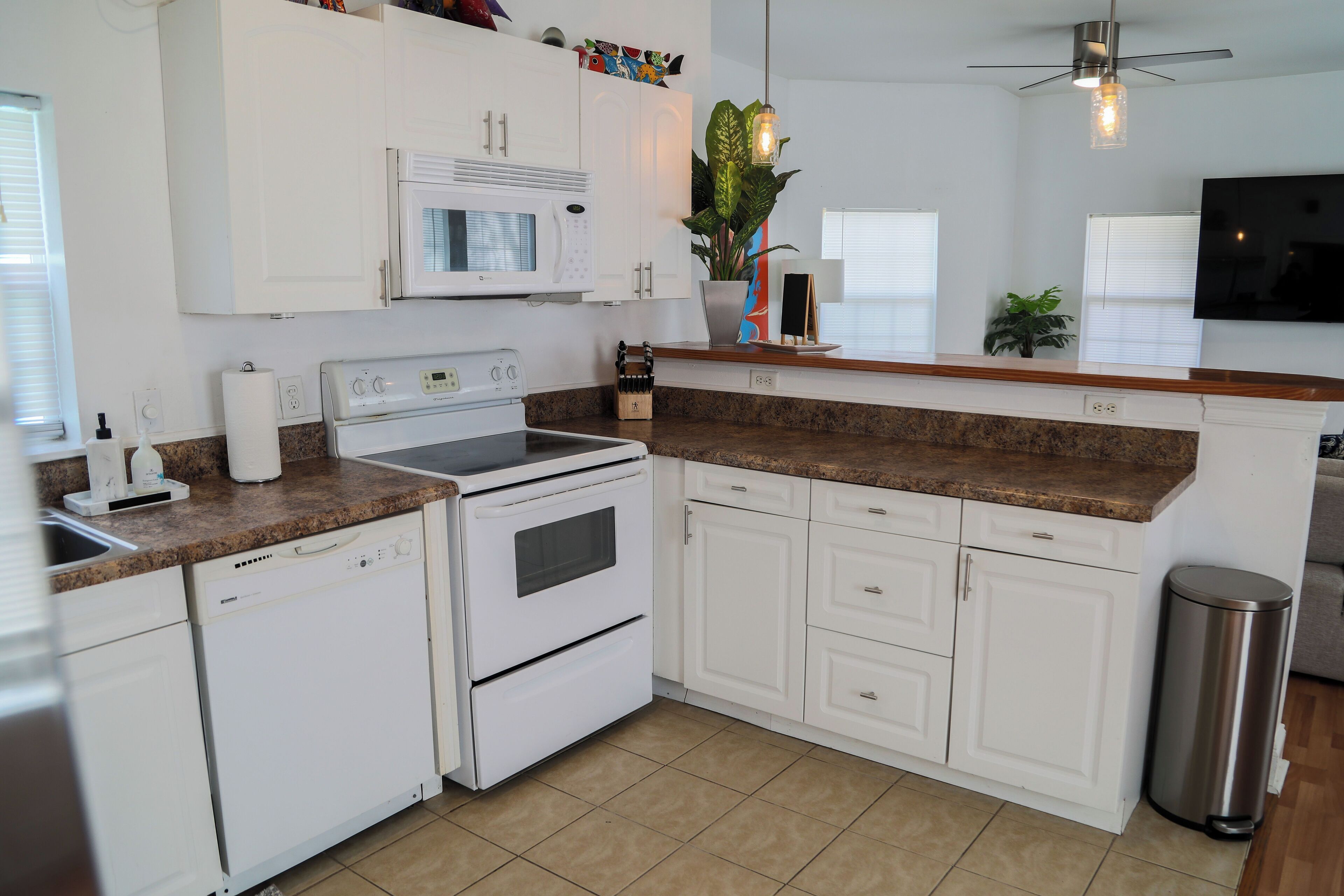 Kjøleskap, mikrobølgeovn, ovn og kokeplater