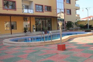 15 outdoor pools - Akkwa Suites Officials (Serrekunda)