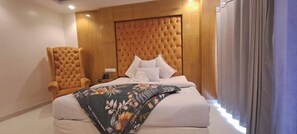 Deluxe tweepersoonskamer | Een kluis op de kamer, een bureau, een laptopwerkplek, gratis wifi