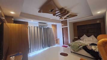 Deluxe Double Room | In-room safe, desk, laptop workspace, free WiFi