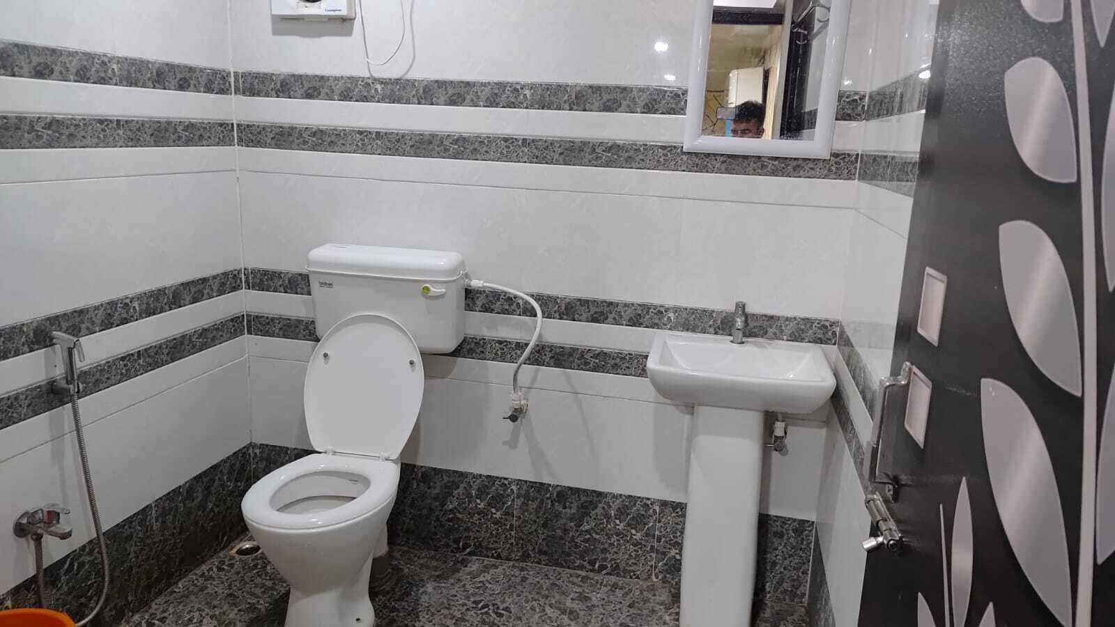 Chambre Double Deluxe | Salle de bain | Douche, douche à « effet pluie », savon, shampoing