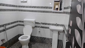 Deluxe Double Room | Bathroom | Shower, rainfall showerhead, soap, shampoo