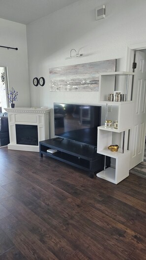 Smart TV, chimenea, monitor de computadora