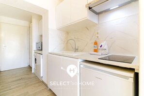 Kühlschrank, Mikrowelle, Geschirrspüler, Kochgeschirr/Geschirr/Besteck