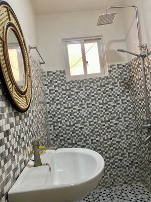 Rom, 1 kingsize-seng, tilpasset bevegelseshemmede, balkong | Bad | Dusj, håndklær, såpe og sjampo