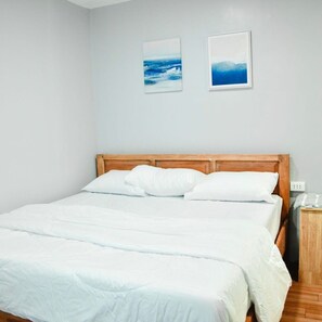 Skrivebord, skrivebord for bærbar PC og wi-fi (inkludert)