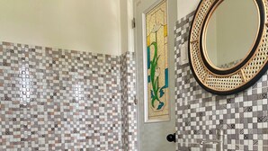 A bathroom with a toilet, sink, and decorative mirror. - DOS MARIAS TOURIST INN (Daanbantayan)