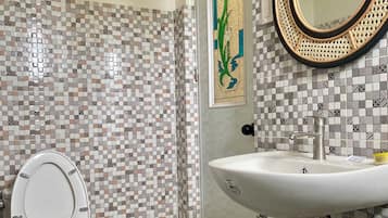 Camera, 1 letto king, accesso in sedia a rotelle, balcone | Bagno | Doccia, asciugamani, sapone, shampoo