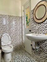 Habitación, 1 cama de matrimonio grande, accesible en silla de ruedas, balcón | Baño | Ducha, toallas, jabón y champú