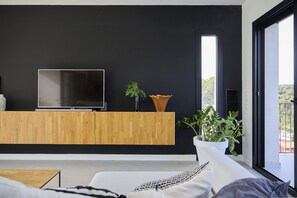 TV connectée, table de tennis de table, livres, écrans d'ordinateur