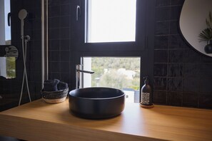 Douche, sèche-cheveux, serviettes fournies