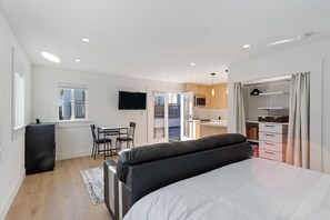 1 soverom, skrivebord, strykejern/-brett og reiseseng for barn