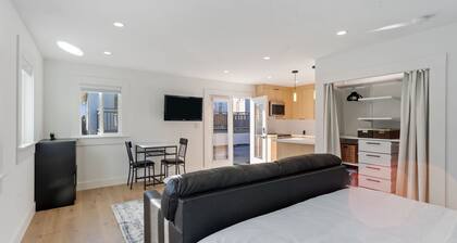 New Modern Guesthouse Retreat near Berkeley & SF - King Bed, AC, Standing Desk