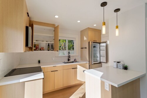 New Modern Guesthouse Retreat near Berkeley & SF - King Bed, AC, Standing Desk