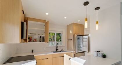 New Modern Guesthouse Retreat near Berkeley & SF - King Bed, AC, Standing Desk