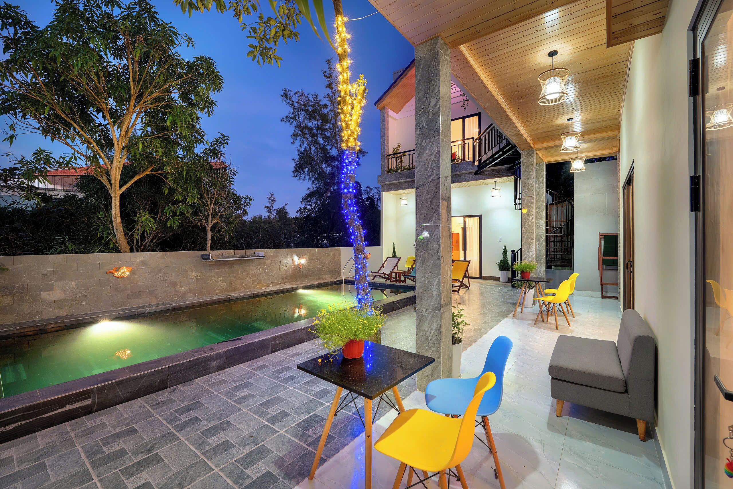 مكتب ومساحة عمل للكمبيوتر المحمول وتجهيزات عازلة للصوت وواي فاي مجانًا