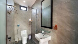 A modern bathroom with a shower, toilet, and sink. - Ha Blue Villa - Hoi An (Da Nang)